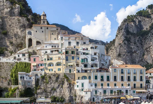 Vista panorámica de las casas en la ciudad de Amalfi, Italia — Foto de Stock