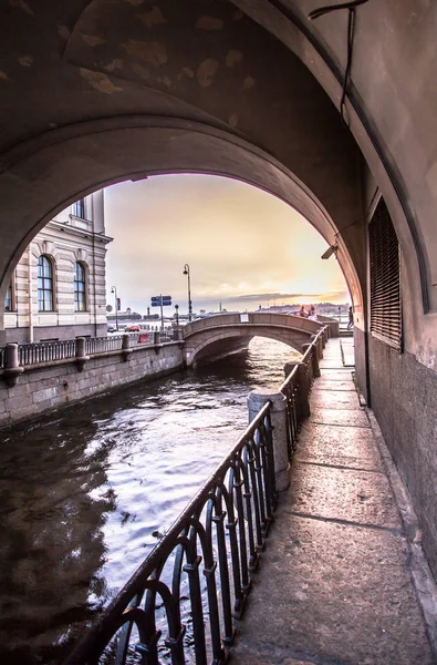 L'arco sul canale invernale, San Pietroburgo, Russia — Foto Stock