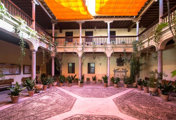 Pátio decorado com flores, Granada, Espanha — Fotografia de Stock