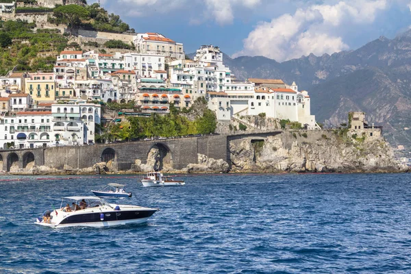 Panoramiczny widok na miasto Amalfi, Włochy — Zdjęcie stockowe