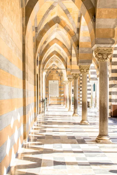 イタリア、アマルフィ大聖堂の古典的なアーチ — ストック写真