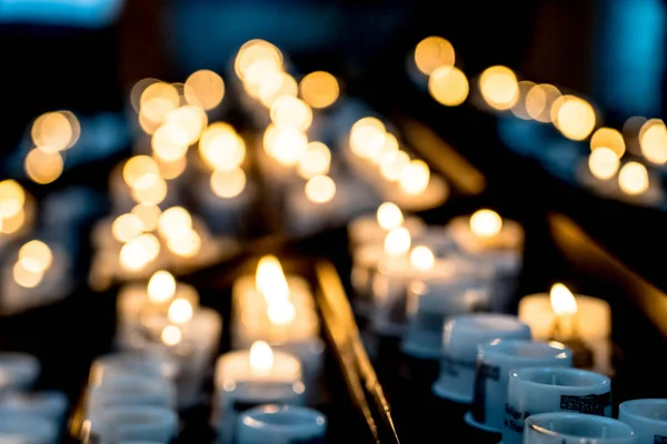 Brennende Kirchenkerzen — Stockfoto