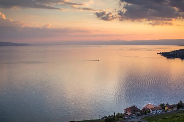 Zonsondergang boven het meer van Genève, Zwitserland — Stockfoto