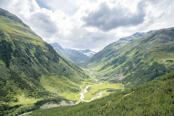 美しい渓谷と高山の風景 — ストック写真