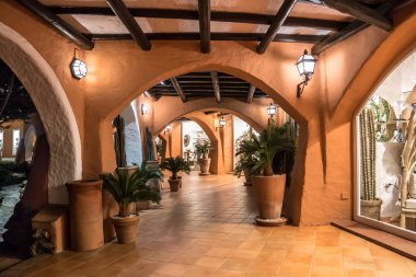 Porto Cervo 'daki markalı mağazaların cepheleri
