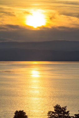 Gölde gün batımı