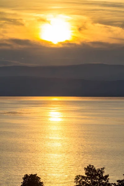 Gölde gün batımı