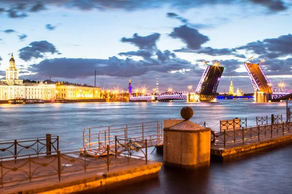 Neva rivier met Palace Bridge in St. Petersburg, Rusland — Stockfoto