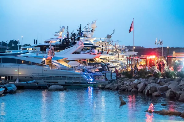 Luxe jachten afgemeerd in Porto Cervo — Stockfoto