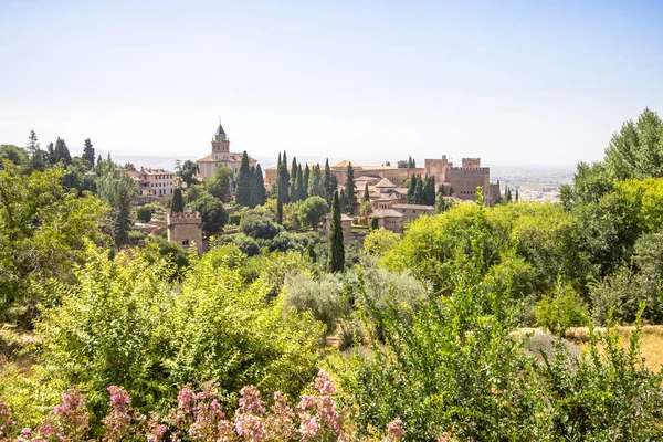 Άποψη της πόλης της Γρανάδας στο Palacio de Generalife, Ισπανία — Φωτογραφία Αρχείου