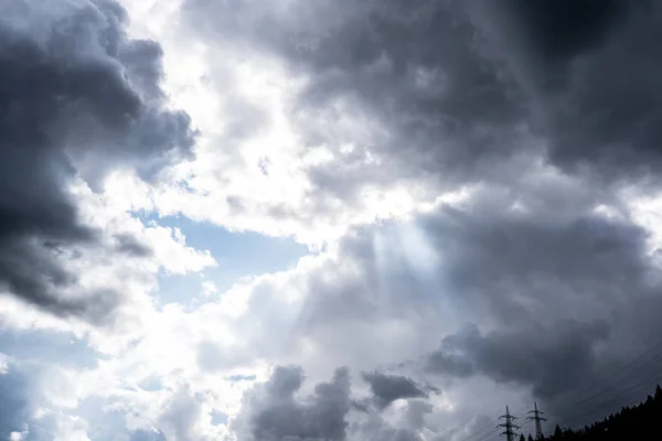 Blauwe lucht en veel kleine wolken — Stockfoto