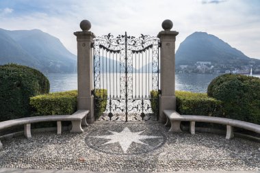 Ciani parkındaki kapı, Lugano, İsviçre