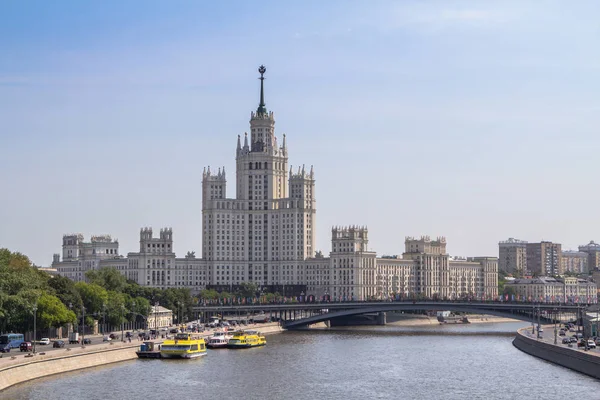 Bostadsbyggnad på Kotelnicheskaya Embankment, Moskva — Stockfoto