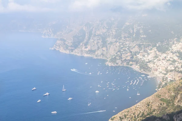 Kustlijn van Positano stad, Amalfi kust, Italië — Stockfoto