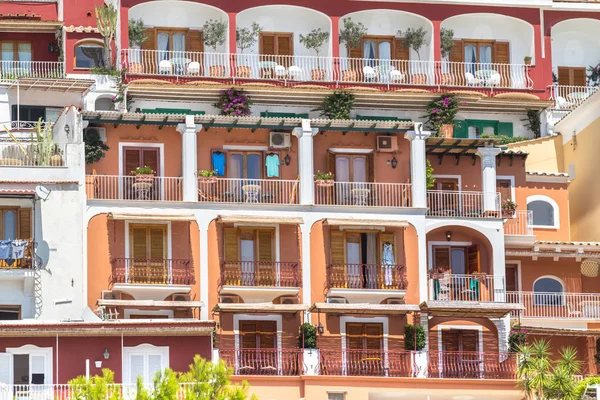 Farbenfrohe Häuser in einer Stadt in Positano, Italien — Stockfoto