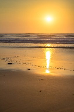 Okyanusun üzerinde güzel bir gün batımı