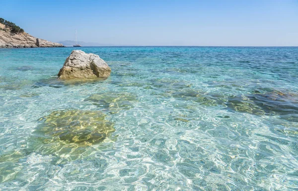 Klares azurblaues Meerwasser, Sardinen, Italien — Stockfoto