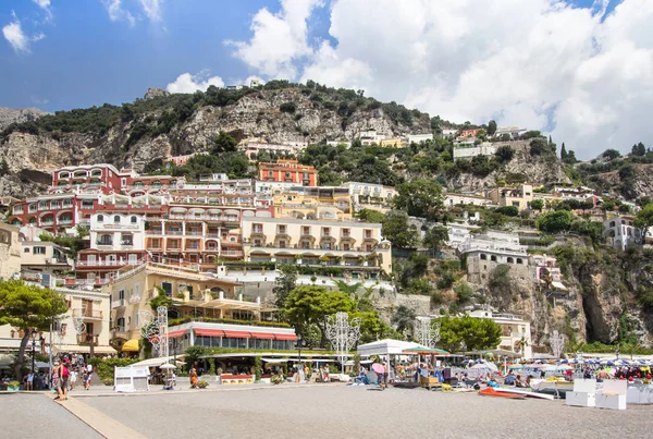 Budynki i plaża w Positano, wybrzeże Amalfi, Włochy — Zdjęcie stockowe