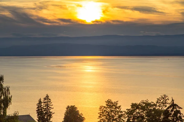 Matahari terbenam di danau — Stok Foto