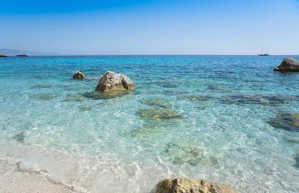 意大利撒丁岛清澈的蓝色海水 — 图库照片