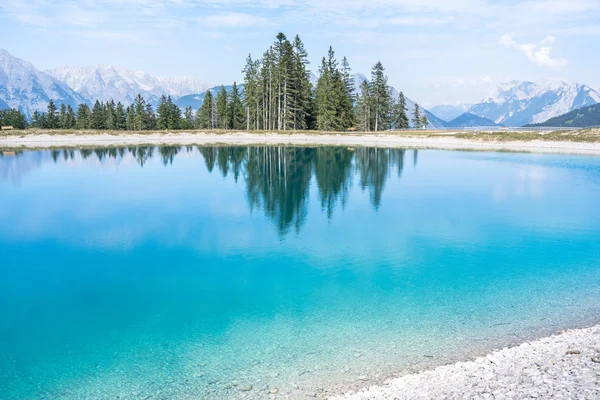 Berg landskap sjöutsikt — Stockfoto