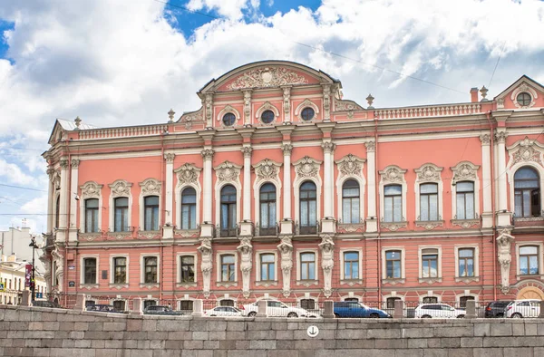 Edificios en el paseo marítimo de San Petersburgo día de verano, Rusia —  Fotos de Stock