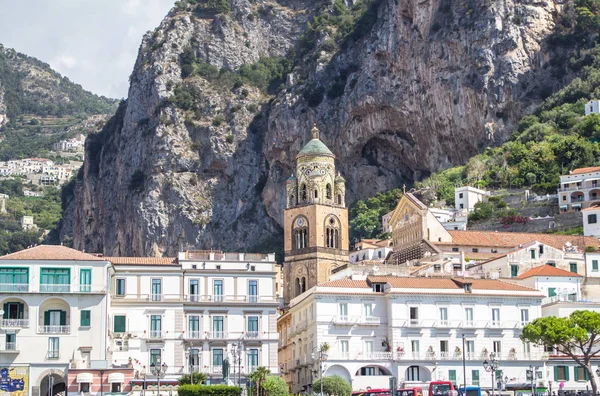 Widok na miasto Amalfi i Duomo di Amalfi, Włochy — Zdjęcie stockowe