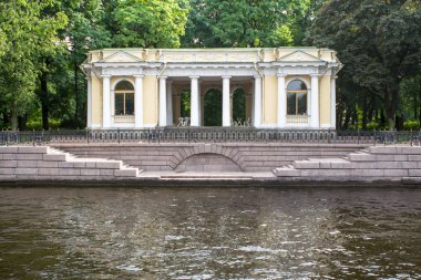 Saint Petersburg, Rusya 'da rıhtımda eski moda bir ağaç.