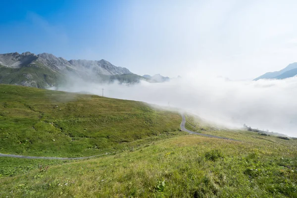 Alpen in de mist — Stockfoto