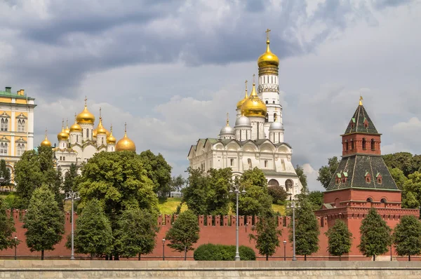 Aussicht auf den Moskauer Kreml und die Kirche — Stockfoto