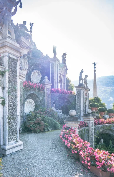 Isola Bella, Lago Maggiore, ItalyのPalazzo Borromeoの庭で噴水 — ストック写真