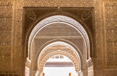 İspanya, Granada, Alhambra 'nın Lions avlusunda süslü kemerler.