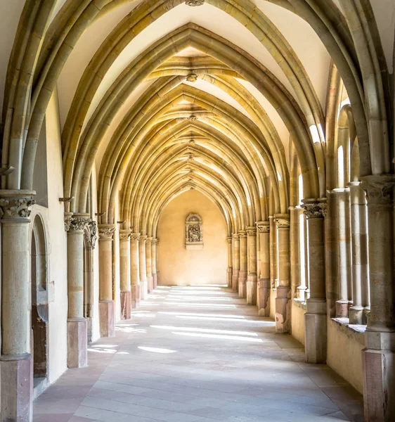 Arcada del claustro gótico alemán Catedral Iglesia de San Pedro —  Fotos de Stock