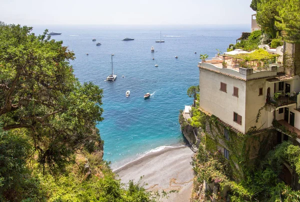 Liten strand Spiaggia la Porta med lyxbåtar i Positano stad, Amalfikusten, Italien — Stockfoto