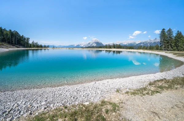 Berg landskap sjöutsikt — Stockfoto