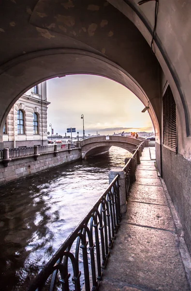 L'arco sul canale invernale, San Pietroburgo, Russia — Foto Stock