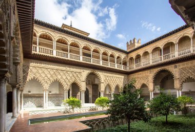 İspanya, Seville Kraliyet Sarayı 'ndaki Teras de las Doncellas.