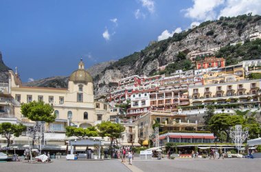 Santa Maria Assunta Kilisesi ve Positano şehrindeki binalar, İtalya
