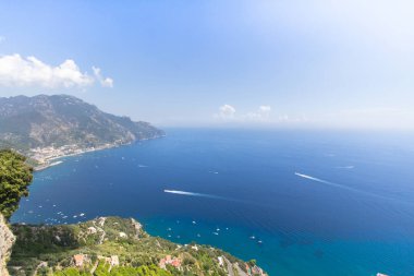 İtalya 'daki Villa Cimbrone' dan Amalfi kıyısına panoramik manzara