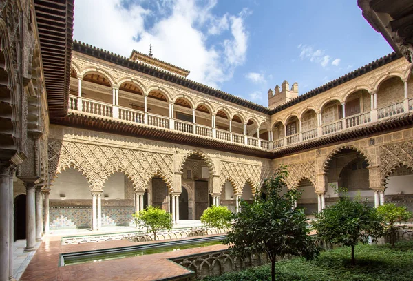 Патио де лас Донвильяс в королевском дворце Севиль, Испания — стоковое фото
