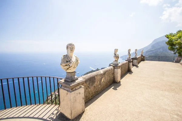Statyer i Villa Cimbrone, Ravello, Amalfikusten, Italien — Stockfoto
