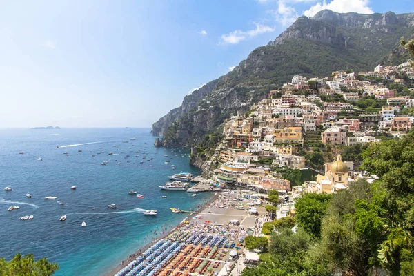 Praia deslumbrante na costa de Amalfi, Positano, Itália — Fotografia de Stock