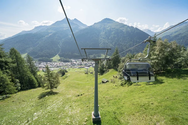 Idyllische Sommerlandschaft in den Alpen — Stockfoto