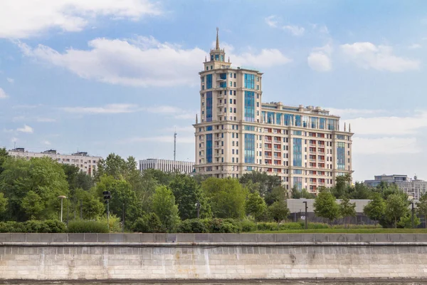 Traditionelles Moskauer Gebäude am Ufer des Moskauer Flusses, Russland — Stockfoto