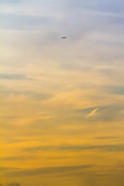 空を飛ぶ飛行機 — ストック写真