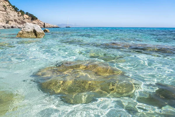 Διαυγές γαλάζιο θαλασσινό νερό, Σαρδηνία, Ιταλία — Φωτογραφία Αρχείου