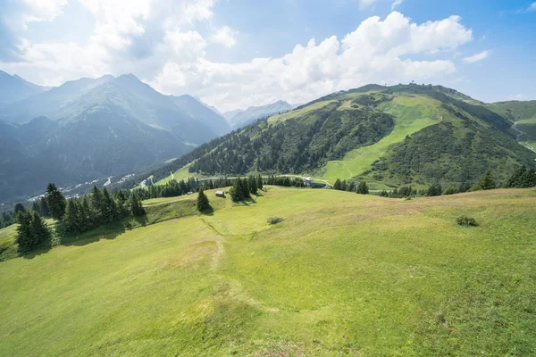 Paisaje idílico de verano en los Alpes —  Fotos de Stock
