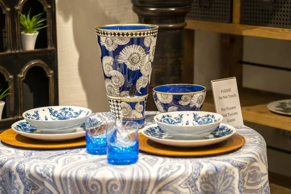 Chinese vase and dishes on showcase — Stok fotoğraf