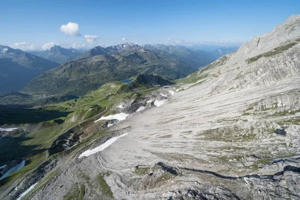 Paesaggio estivo idilliaco nelle Alpi — Foto Stock