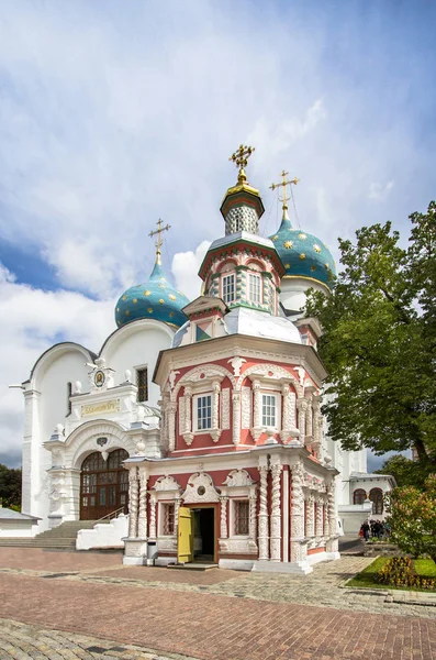 Успенский собор в Троице-Сергиевой лавре, Москва, Россия — стоковое фото